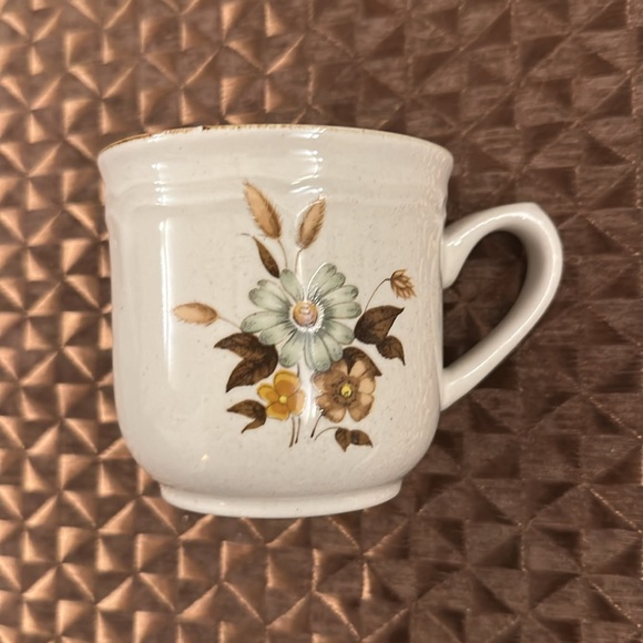 Set of Four Vintage Mugs - Picture 8 of 13